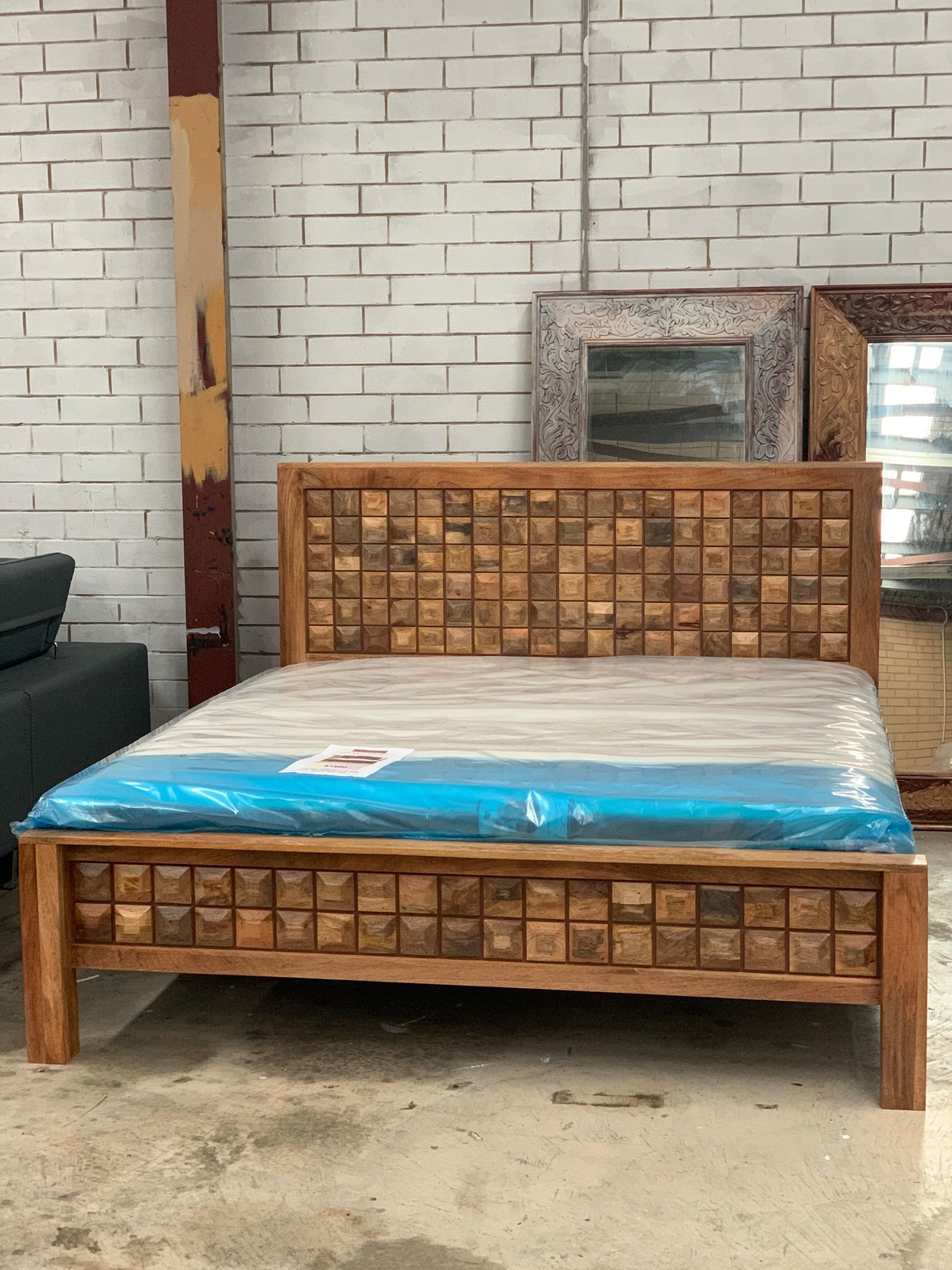 Wood Decor Small Dimond Pattern Bed King Size, Mango Wood Furniture